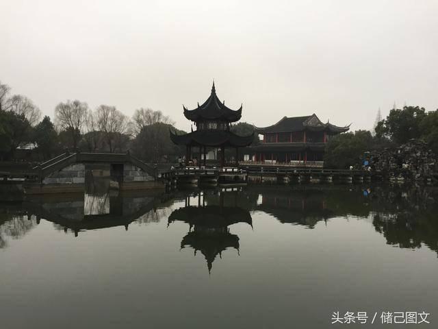 拍《蜗居》时，李念顺势坐在张嘉译的大腿上，尴尬得要钻地洞去